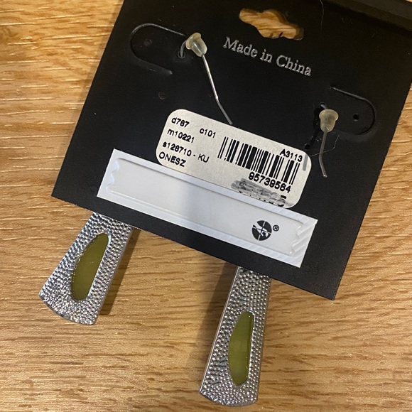 Elegant Silver and Green Earrings - Picture 3 of 3